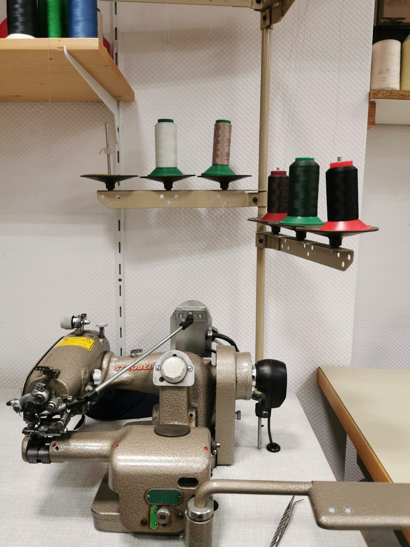 Union Special Spezialnähmaschine mit digitaler Steuerung